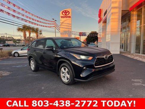 Used 2024 Toyota Highlander LE image 1