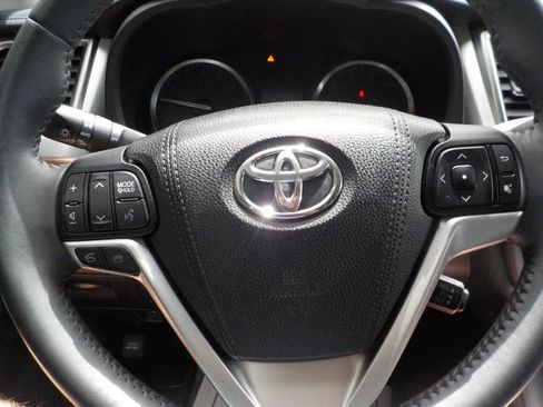 Used 2016 Toyota Highlander XLE AWD/4WD image 16