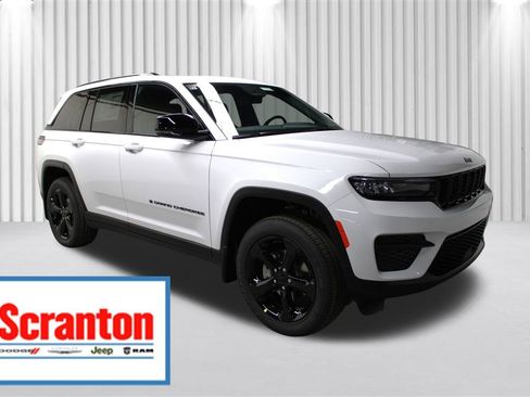 New 2025 Jeep Grand Cherokee Altitude image 1