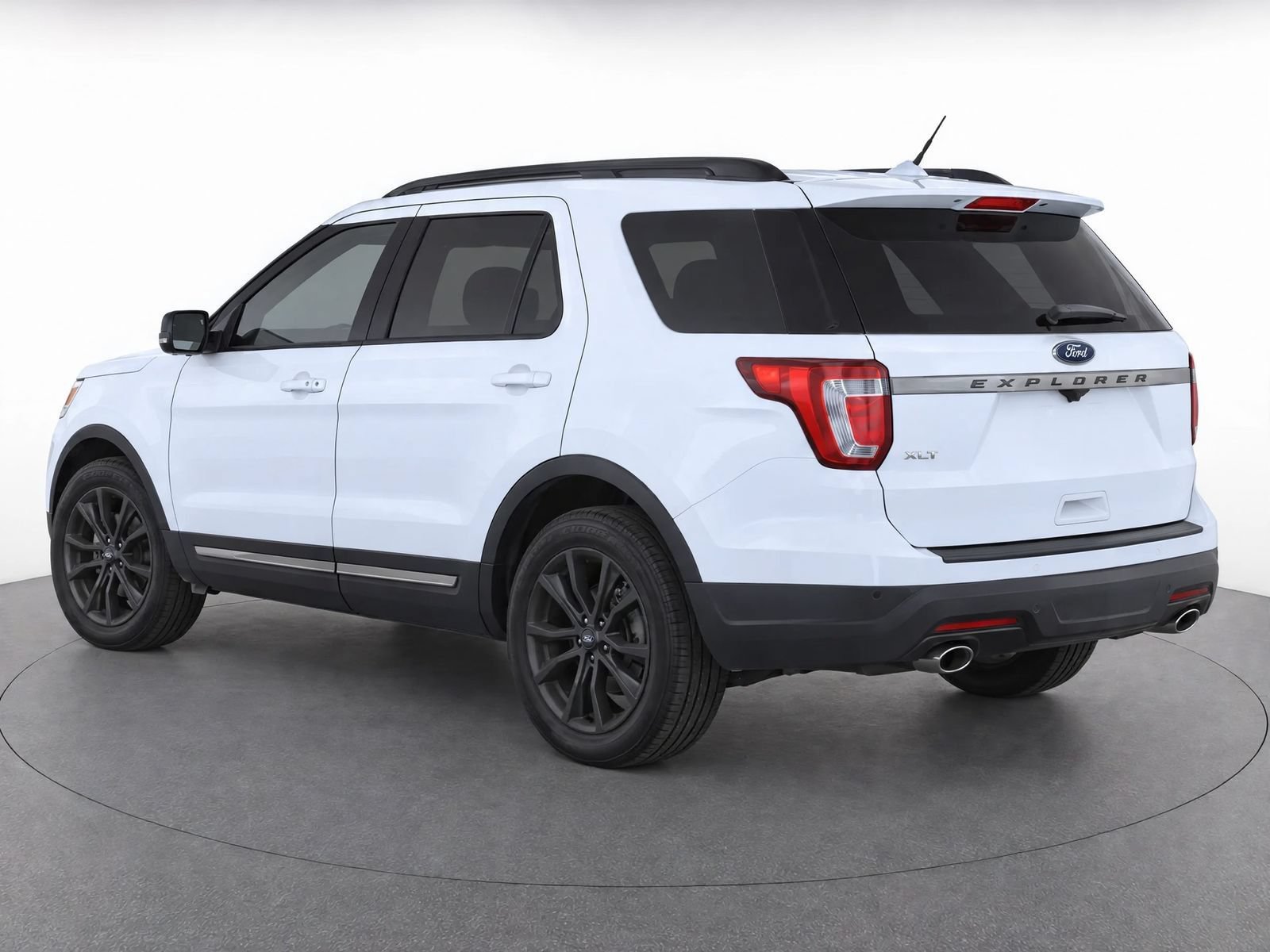 Used 2018 Ford Explorer XLT w/ Equipment Group 202A FWD image 7