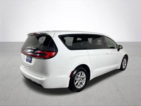 Certified 2023 Chrysler Pacifica Touring-L FWD image 7