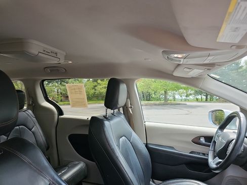 Used 2017 Chrysler Pacifica Touring-L FWD image 11