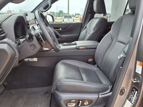 Used 2024 Lexus LX 600 4WD w/ Luxury Package image 15