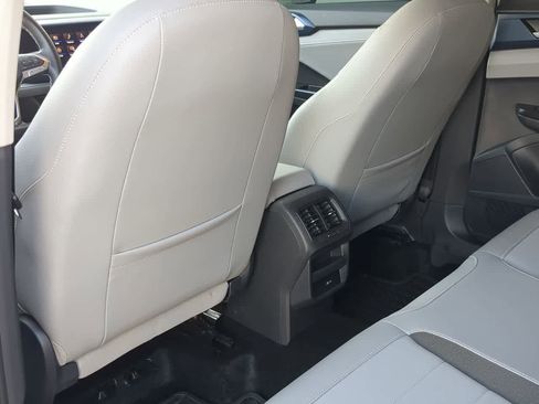 Used 2024 Volkswagen Taos SE image 18