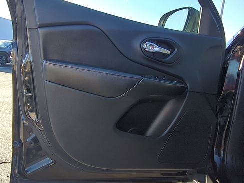 Used 2019 Jeep Cherokee Trailhawk image 14