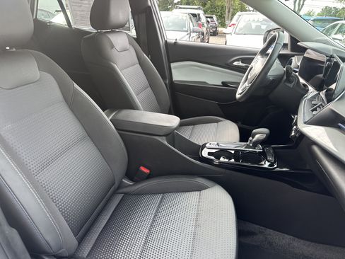 Used 2024 Chevrolet Trax LT w/ Driver Confidence Package FWD image 13