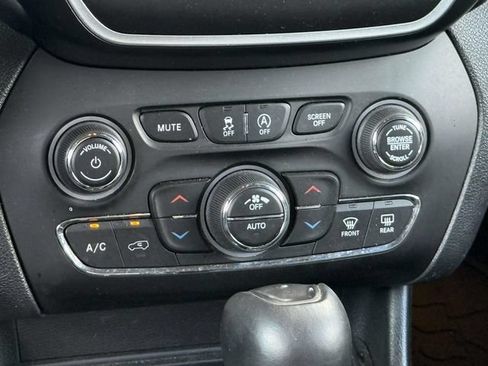 Used 2021 Jeep Cherokee Latitude Lux w/ Sun & Sound Group AWD/4WD image 16