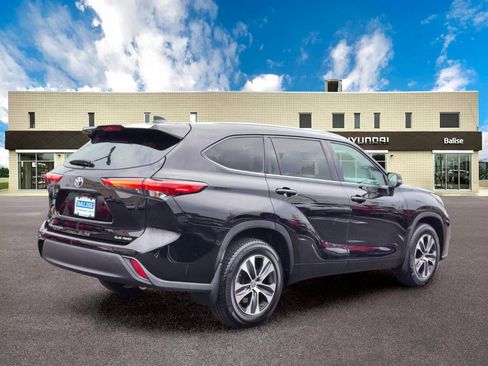 Used 2021 Toyota Highlander XLE AWD/4WD image 3