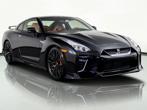 Used 2021 Nissan GT-R Premium image 4