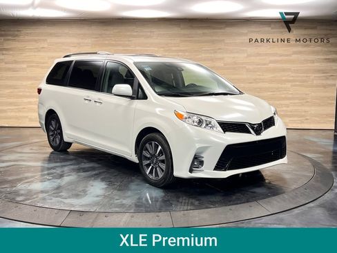 Used 2018 Toyota Sienna XLE w/ XLE Navigation Package image 1