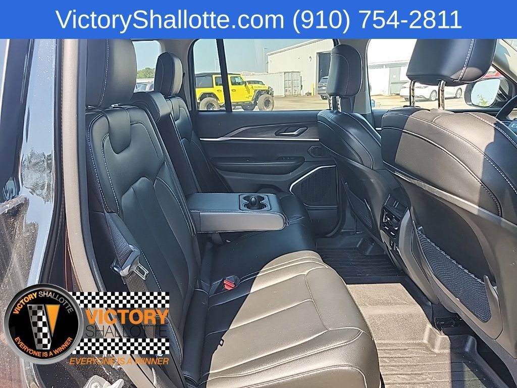 Used 2023 Jeep Grand Cherokee Limited w/ Black Appearance Package AWD/4WD image 36