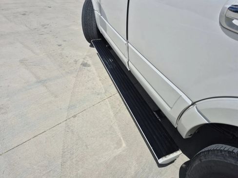 Used 2010 Ford Expedition Limited RWD image 11