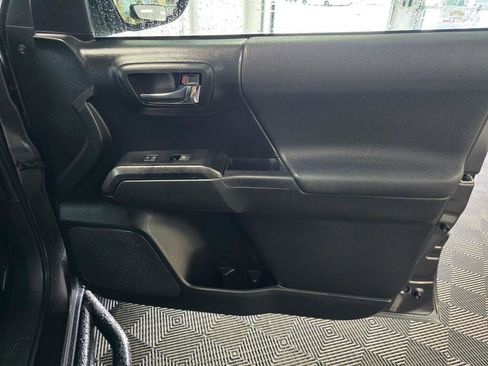 Used 2019 Toyota Tacoma TRD Sport image 45