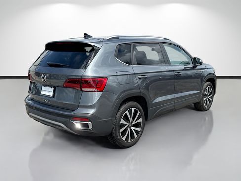 Used 2022 Volkswagen Taos SE FWD image 3