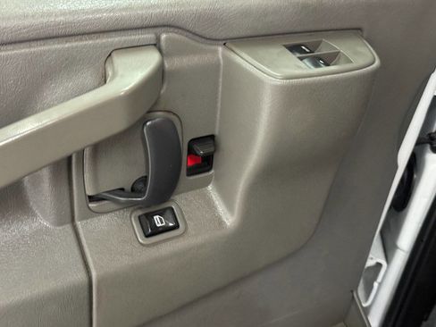 Used 2017 GMC Savana 2500 image 73