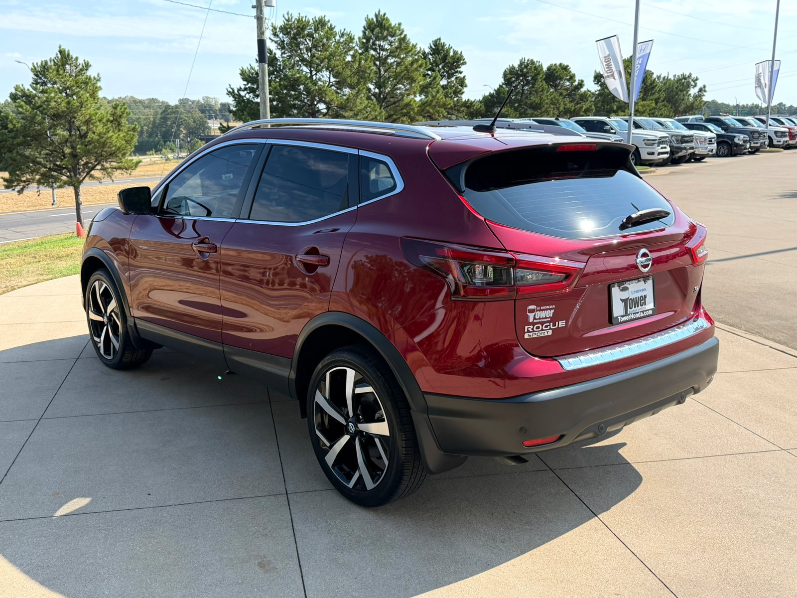 Used 2022 Nissan Rogue Sport SL w/ Premium Package FWD image 4