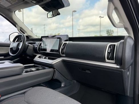 Certified 2025 Ford Expedition Active AWD/4WD image 18