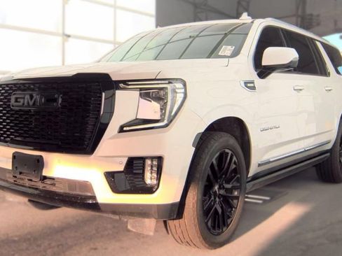 Used 2022 GMC Yukon XL Denali AWD/4WD image 2