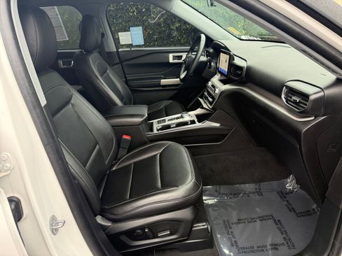 Certified 2022 Ford Explorer XLT w/ Equipment Group 202A image 20