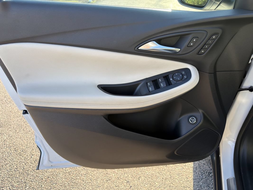 Used 2023 Buick Encore GX Essence w/ Experience Buick Package FWD image 9