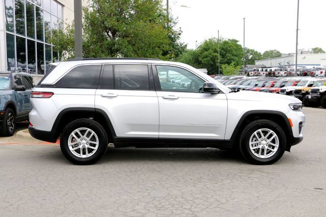 Used 2025 Jeep Grand Cherokee Laredo X w/ Luxury Tech Group I AWD/4WD image 4