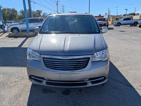 Used 2016 Chrysler Town & Country Touring image 2