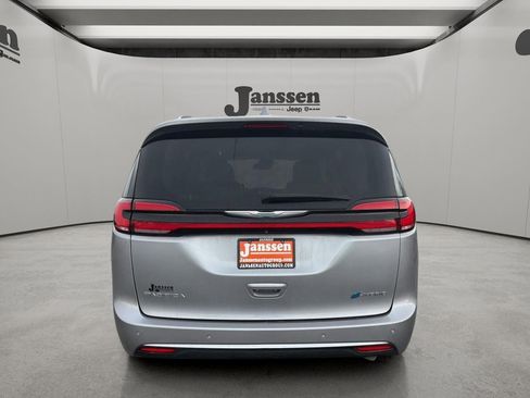 Used 2021 Chrysler Pacifica Touring-L FWD image 3