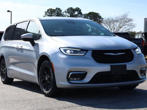 Used 2023 Chrysler Pacifica Touring-L image 20