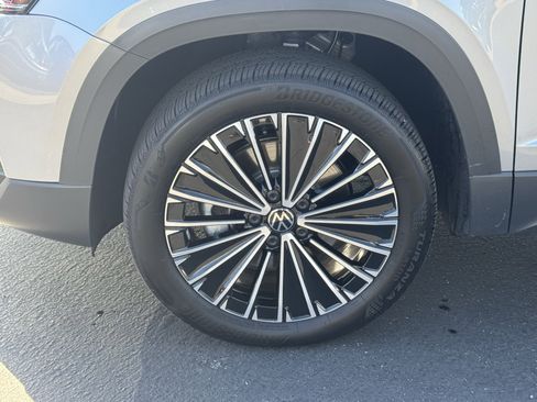 Used 2025 Volkswagen Taos SE image 11