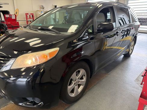 Used 2016 Toyota Sienna LE image 4