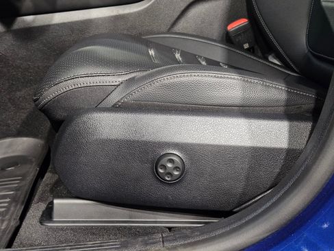 Used 2025 Mercedes-Benz GLC 300 4MATIC image 23