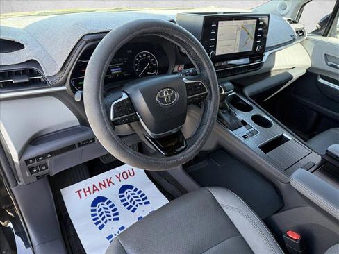 Used 2022 Toyota Sienna Limited image 12
