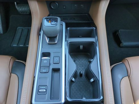 Used 2024 Nissan Pathfinder Platinum FWD image 18