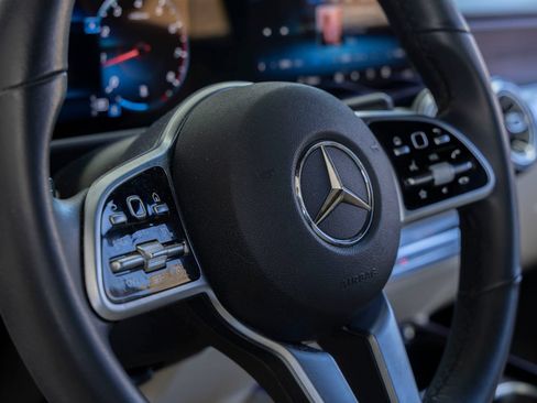 Used 2022 Mercedes-Benz GLB 250 image 16
