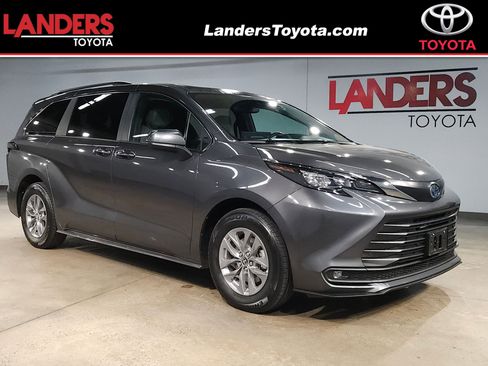 Certified 2025 Toyota Sienna XLE image 1