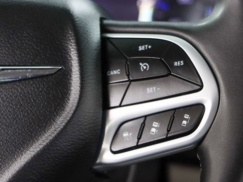 Used 2023 Chrysler Pacifica Touring-L FWD image 14