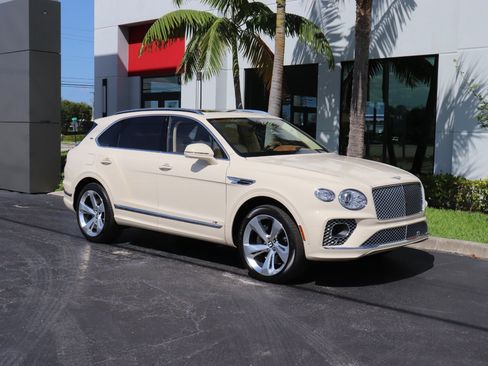 Used 2021 Bentley Bentayga AWD/4WD image 25