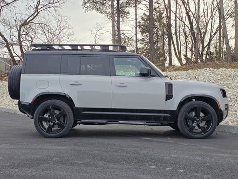 New 2026 Land Rover Defender 110 X-Dynamic SE image 25