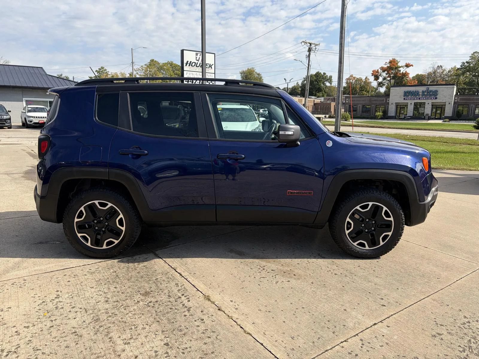 Used 2017 Jeep Renegade Trailhawk w/ Premium Trailhawk Package AWD/4WD image 4