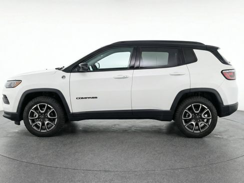 Used 2025 Jeep Compass Trailhawk image 5