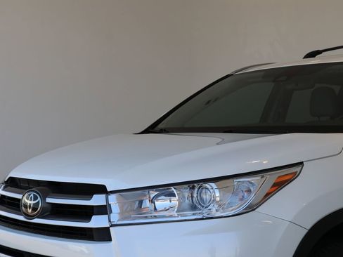 Used 2019 Toyota Highlander XLE FWD image 11