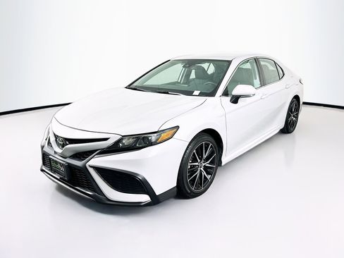 Used 2022 Toyota Camry SE image 3