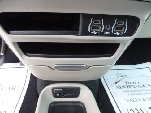 Used 2024 Chrysler Pacifica Touring-L FWD image 33