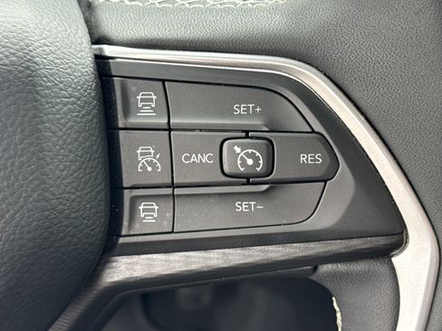 Used 2025 Jeep Grand Cherokee Altitude image 24