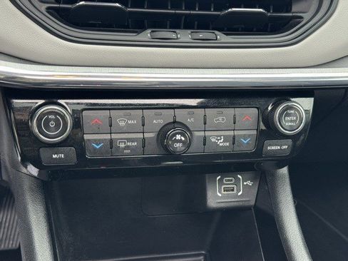 Certified 2022 Jeep Compass Limited w/ Sun and Sound Group image 22