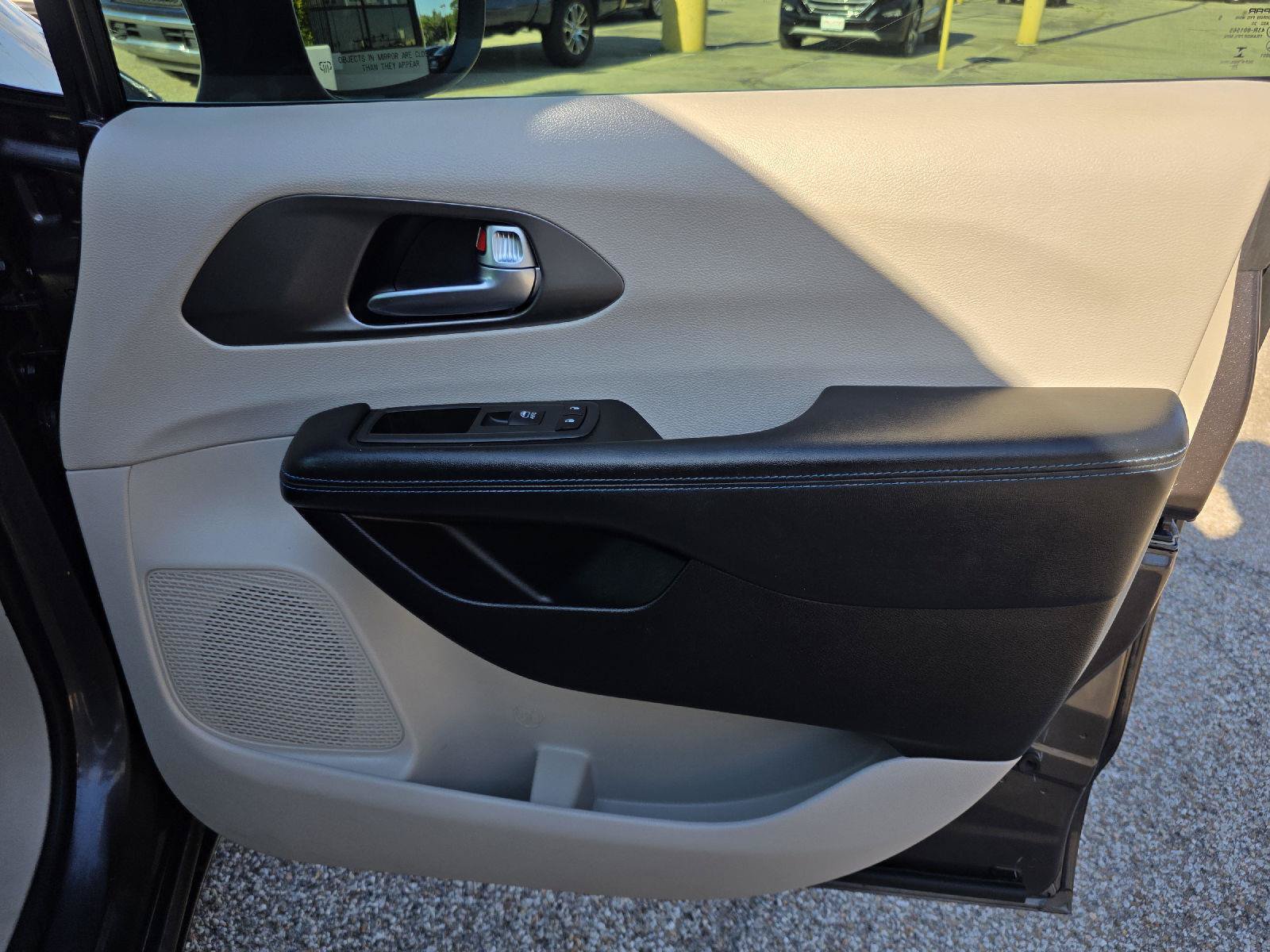 Used 2021 Chrysler Pacifica Touring-L FWD image 24