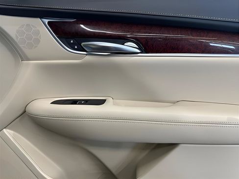 Used 2018 Cadillac XT5 Premium Luxury AWD/4WD image 25