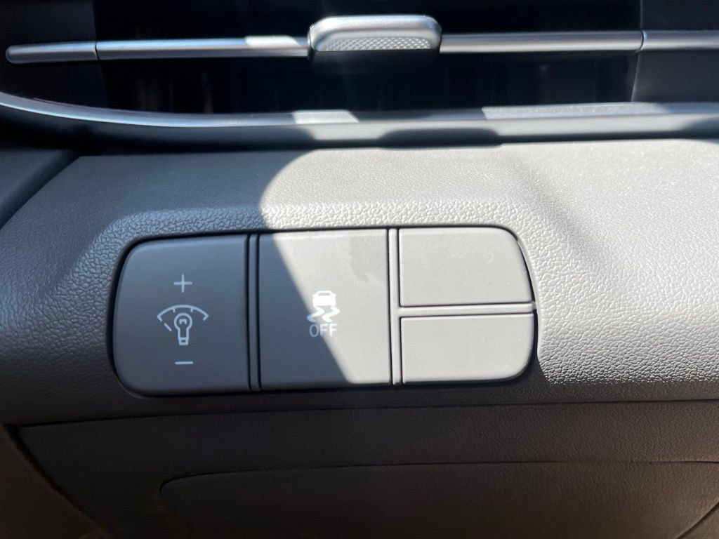 Used 2025 Hyundai Elantra SEL FWD image 22