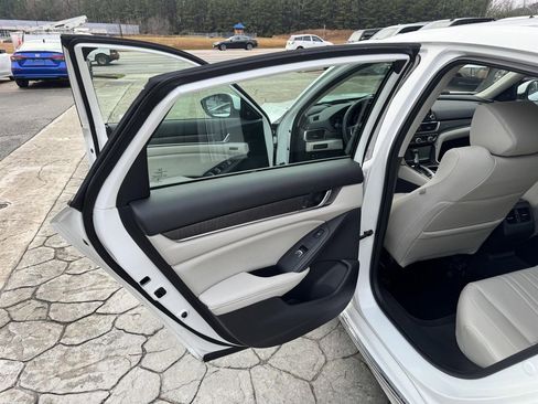Used 2018 Honda Accord Touring image 8