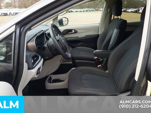 Used 2022 Chrysler Voyager LX image 6